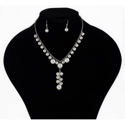 Stijlvolle parelketting met oorbellen
