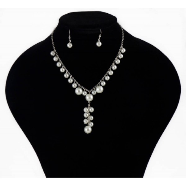 Stijlvolle parelketting met oorbellen