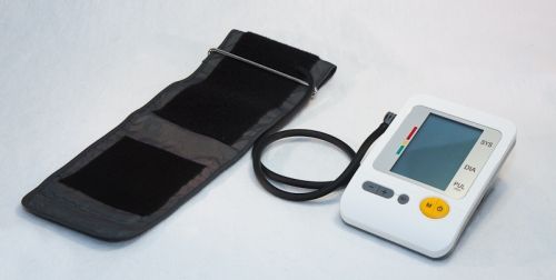 Volautomatische digitale bloeddrukmeter en GRATIS verbanddoos